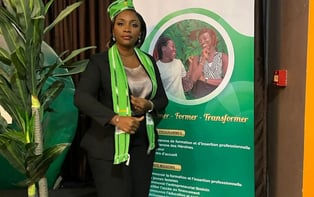 Nelly mendonça recevant un prix
