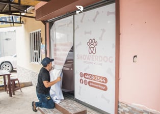 Mesh perforado para publicidad exterior, ideal para vallas y fachadas con visibilidad y resistencia.