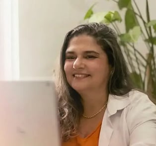 Pastora Janina Santana sorridente em atendimento terapêutico por video chamada.