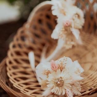 photographie mettant en avant des bijoux fleuris pour un mariage
