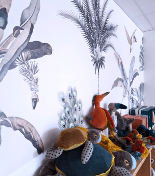 Zoom sur le papier peint Wellpapers fleuri feuillage luxuriant avec des peluches