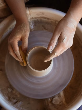 Photo d'une femme en train de faire de la poterie