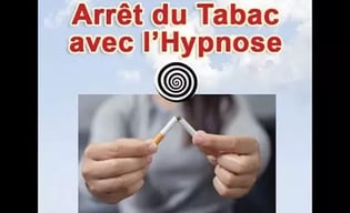 Homme casse une cigarette en deux et inscrit sur l'image : arrêt du tabac avec l'Hypnose