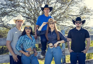 Fotos de pessoas na fazenda