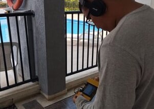 plomero detectando fuga de agua potable con geofono 