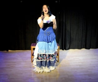 alumna cantando en el curso amateur