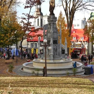Place d'armes en automne.