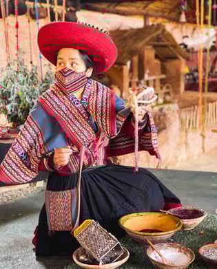 Portrait d'une péruvienne en train de faire de l'artisanat dans la vallée sacrée près de Cuzco.