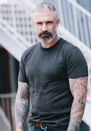 hombre tatuado