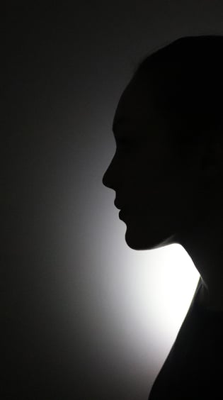 Photographie jeu de lumière : Portrait noir et blanc 