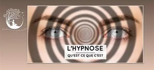 Cercles concentriques marron et au milieu deux sourcils et deux yeux clairs ouverts
