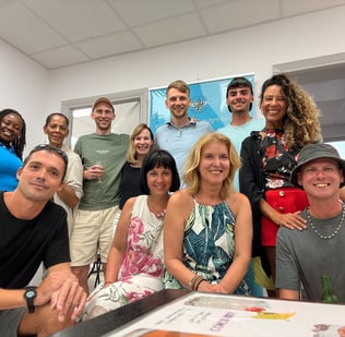 Codrington Language Centre: Ich (Lino) mit einer Gruppe von Schülern