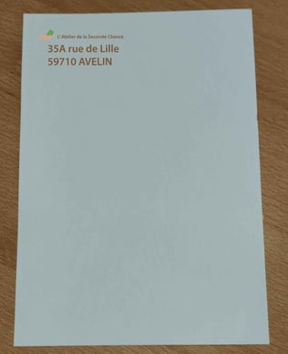 Rame de papier A4 avec une adresse en haut à gauche