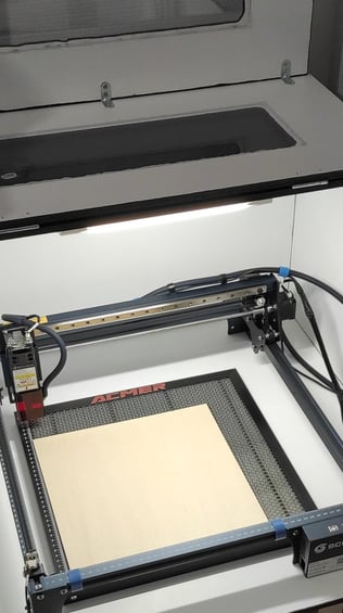 Graveur laser dans son caisson