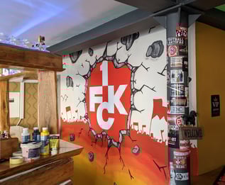 Bar Restraurant mit Fussball Logo an der Wand