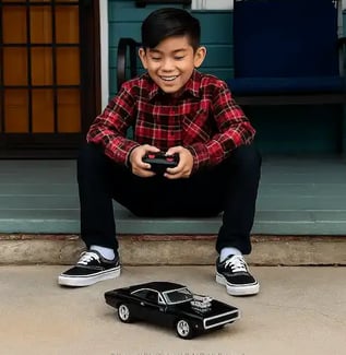 niño jugando con un carro Dodge a control remoto