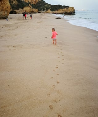 klein jongetje wat heerlijk op een portugees strand loopt bij Albufeira
