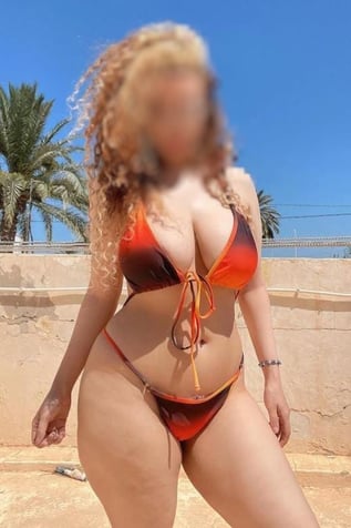 Bikini y sol, lista para calentar tu día.  Cica escort