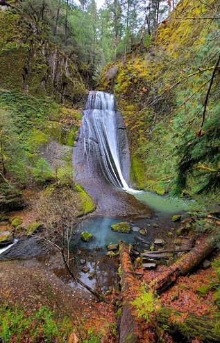 Waterfall Hwy, OR - Wolf Creek Falls and pool of green & blue waters at the bottom