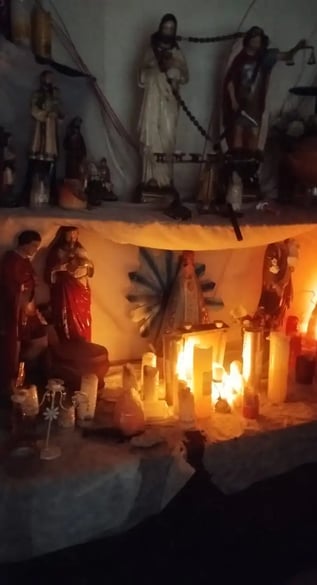 imagen de altar lleno de velas santos velones en un amarre de amor efectivo