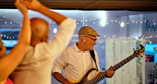 músicos durante un evento en un restaurante