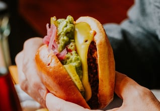 Hamburguesa con carne 100% ternera, guacamole, cebolla encurtida y queso en Santa Lola