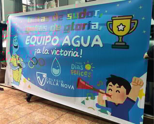 Gigantografía terminada saliendo de la máquina de impresión en taller de Lima