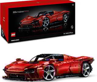 Modello LEGO Ferrari Daytona SP3 in dettaglio, ricreazione fedele dell'iconica auto sportiva.