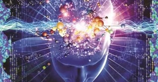 Visage humain violet vu de dessus laisse apparaître par transparence un cerveau en ébulition
