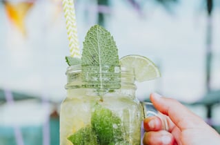 Cóctel refrescante mojito con lima y hierbabuena servido en tarro de cristal en Santa Lola