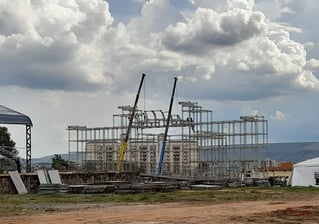 Guindaste sendo usado para montagem de estrutura na construção civil em Goiás