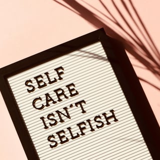 fotolijst met daarin de tekst ''self care isn't selfish''