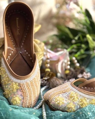 Royal Leaf Punjabi Jutti – Golden Leaf Embroidery
