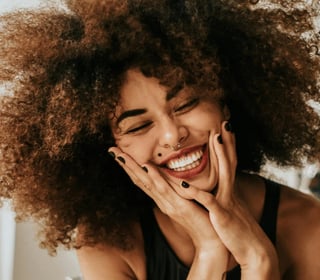 a woman with a curly hairs and a black dress