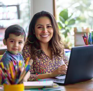 Mamá emprendedora sonriente con su hijo junto a la laptop, representa emprendimiento digital desde casa en familia..