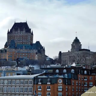 château Frontenac derrière bâtiments.