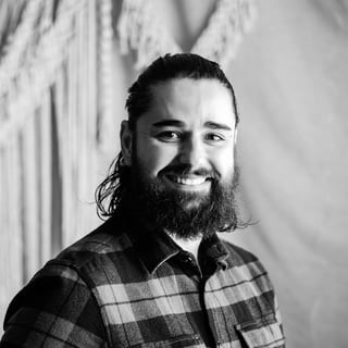 Portrait en noir et blanc de Thomas, photographe Papa Ours Photo, souriant