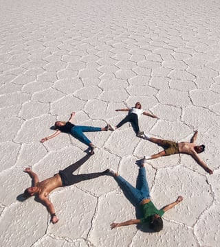 Photo de groupe en forme d'étoile dans le Salar de Uyuni en Bolivie.