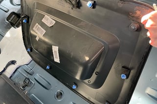 Abgenommene Seitenverkleidung im Innenraum eines Dacia Dokker – freigelegte Fahrzeugwand für den Cam