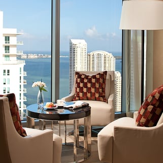 room JW Marriott Marquis Miami with the sea and the sky in the background