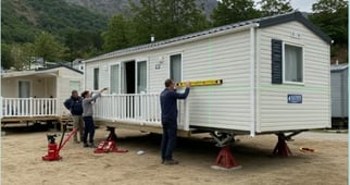 "Herramientas profesionales utilizadas para la nivelación de casas móviles y bungalow
