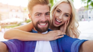 Coppia felice e sorridente dopo il trattamento dentale Hollywood Smile