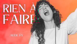 Aude Fy, chanteuse en train de chanter, c'est la vignette de la chanson Rien à faire