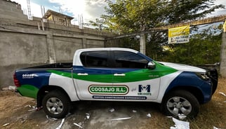 Adhesivo vehicular personalizado. Diseño e impresión de gráficos de alta calidad para publicidad.