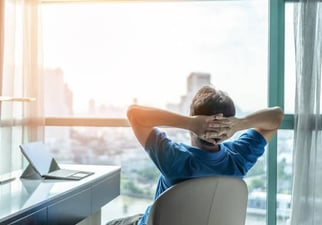 Propietario tranquilo y con confianza porque la gestión de su propiedad está segura 