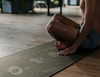 Tapis de yoga aux motifs de Kaïva, studio de yoga