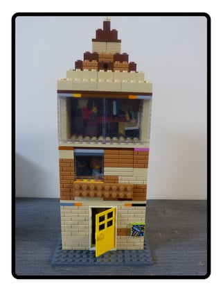 Casa rústica de tres pisos hecha con piezas de Lego.