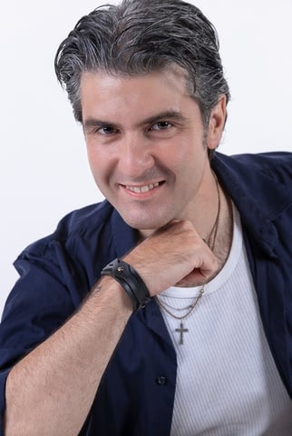 modelo masculino em fundo branco para ensaio de casting
