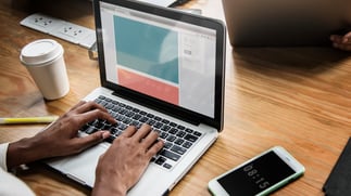 mains sur le clavier d'un ordinateur