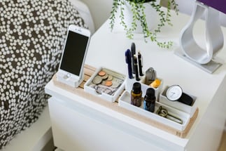 Mesa de noche organizada y minimalista con un celular y pocos objetos más